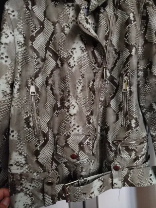 Cazadora polipiel efecto serpiente