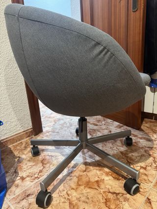 Silla de oficina gris con ruedas