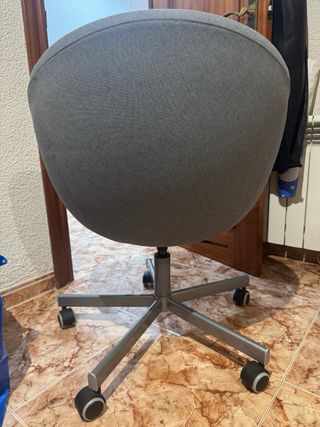 Silla de oficina gris con ruedas