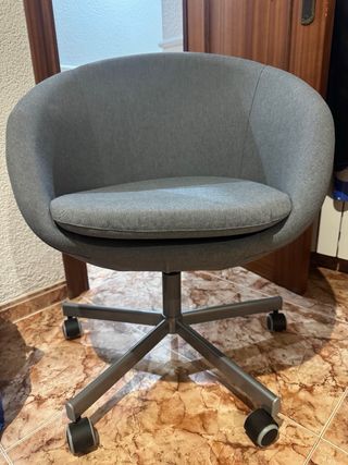 Silla de oficina gris con ruedas