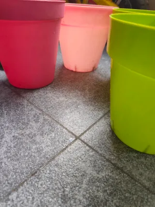 Macetas de plástico Plastiken (gris y rosa)