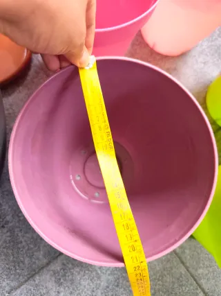Macetas de plástico Plastiken (gris y rosa)