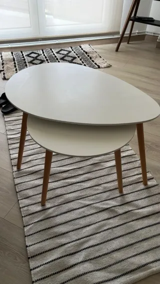 Mesas de diseño blancas y madera