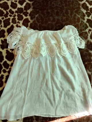 Blusa sin mangas con volantes y encaje