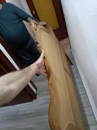 Cabecero de madera tallada