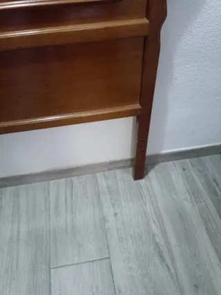 Cabecero de madera tallada