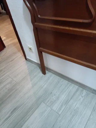 Cabecero de madera tallada