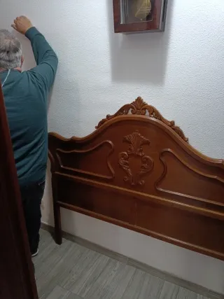 Cabecero de madera tallada