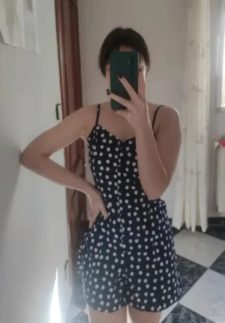 Mono azul con lunares blancos