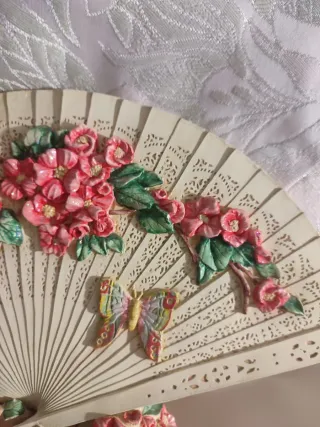 Abanico Decorativo Flores y Mariposas