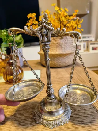 Balanza decorativa antigua