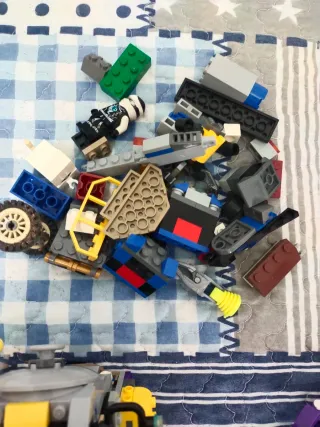 Pezzi singoli e macchine LEGO incomplete.