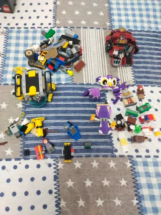 Pezzi singoli e macchine LEGO incomplete.