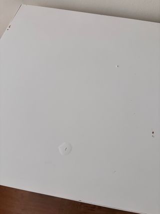 Escritorio blanco con cajón y compartimento