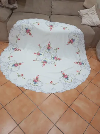 Mantel antiguo de lienzo bordado punto cruz