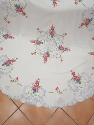 Mantel antiguo de lienzo bordado punto cruz