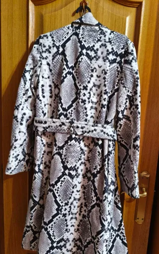 Abrigo Mango Estampado Serpiente Talla XS