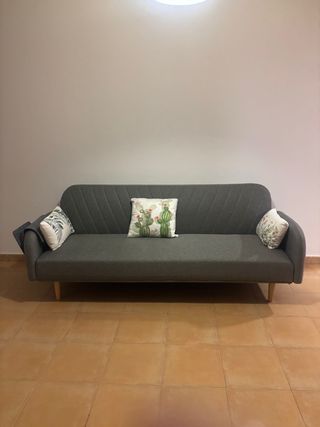 Sofá gris de tela.