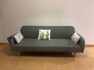 Sofá gris de tela.