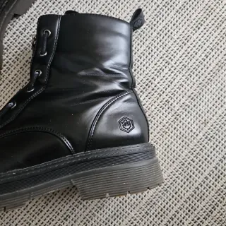 Stivaletti neri con zip