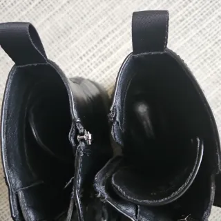 Stivaletti neri con zip