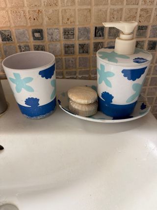 Set de baño azul y blanco