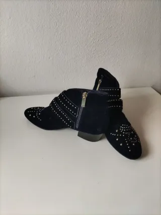 Botines Stradivarius Negros Tachuelas Doradas