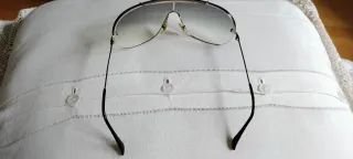 Gafas de sol Ray-Ban negras y grises.