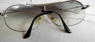 Gafas de sol Ray-Ban negras y grises.