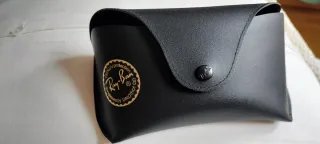 Gafas de sol Ray-Ban negras y grises.