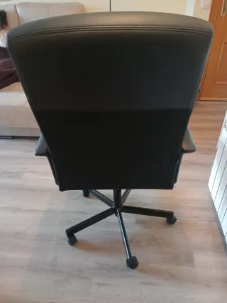 Silla de oficina negra