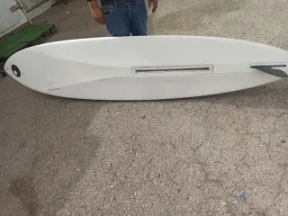 Tabla de surf blanca con diseño
