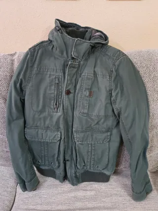 Chaqueta Bershka verde militar con capucha