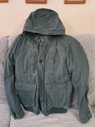 Chaqueta Bershka verde militar con capucha