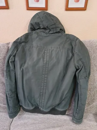 Chaqueta Bershka verde militar con capucha