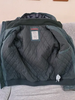 Chaqueta Bershka verde militar con capucha