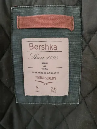 Chaqueta Bershka verde militar con capucha