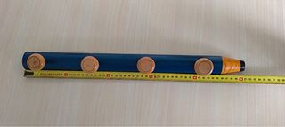 Perchero azul con pomos de madera