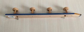 Perchero azul con pomos de madera