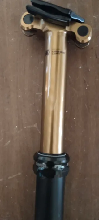 Tija telescópica dorada y negra en perfecto estado