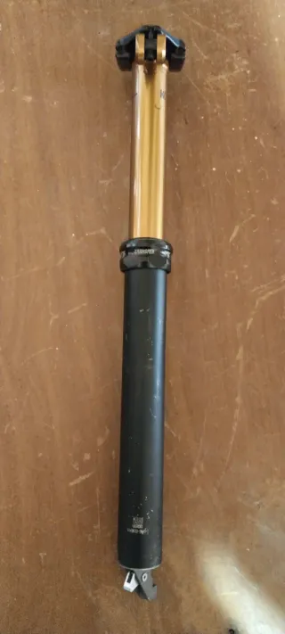 Tija telescópica dorada y negra en perfecto estado