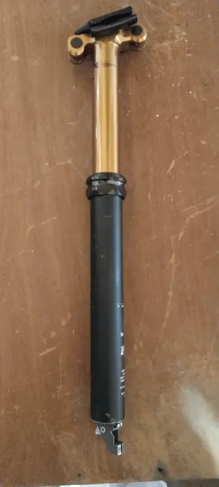 Tija telescópica dorada y negra en perfecto estado