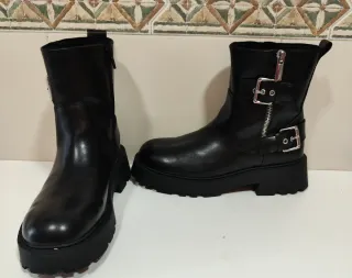 Botines negros con hebillas