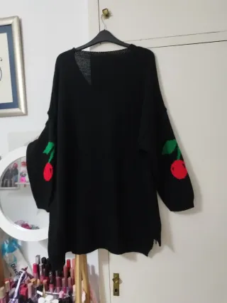 Jersey Oversize Negro con Cerezas