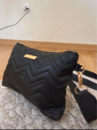Bolso Negro Acolchado Chevron con Placa Dorada