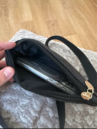 Bolso Negro Acolchado Chevron con Placa Dorada