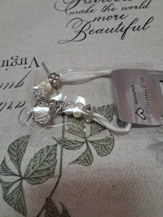 Bracciale con charm argentato e perle