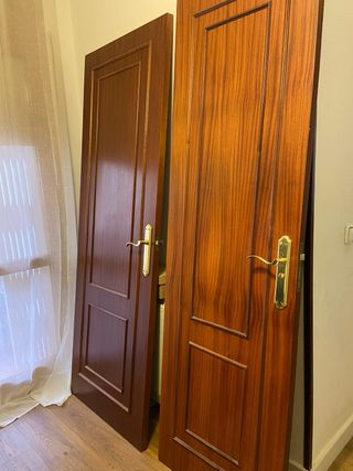 Puerta de madera marrón con cristal o sin