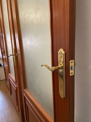 Puerta de madera marrón con cristal o sin