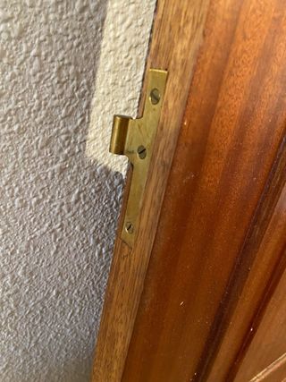 Puerta de madera marrón con cristal o sin